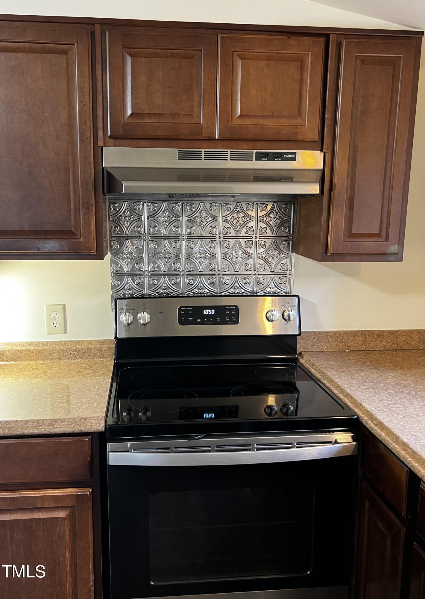 8721 Chapel Hill Road Cary, NC 27513 - Photo 22 of 23 oven apt