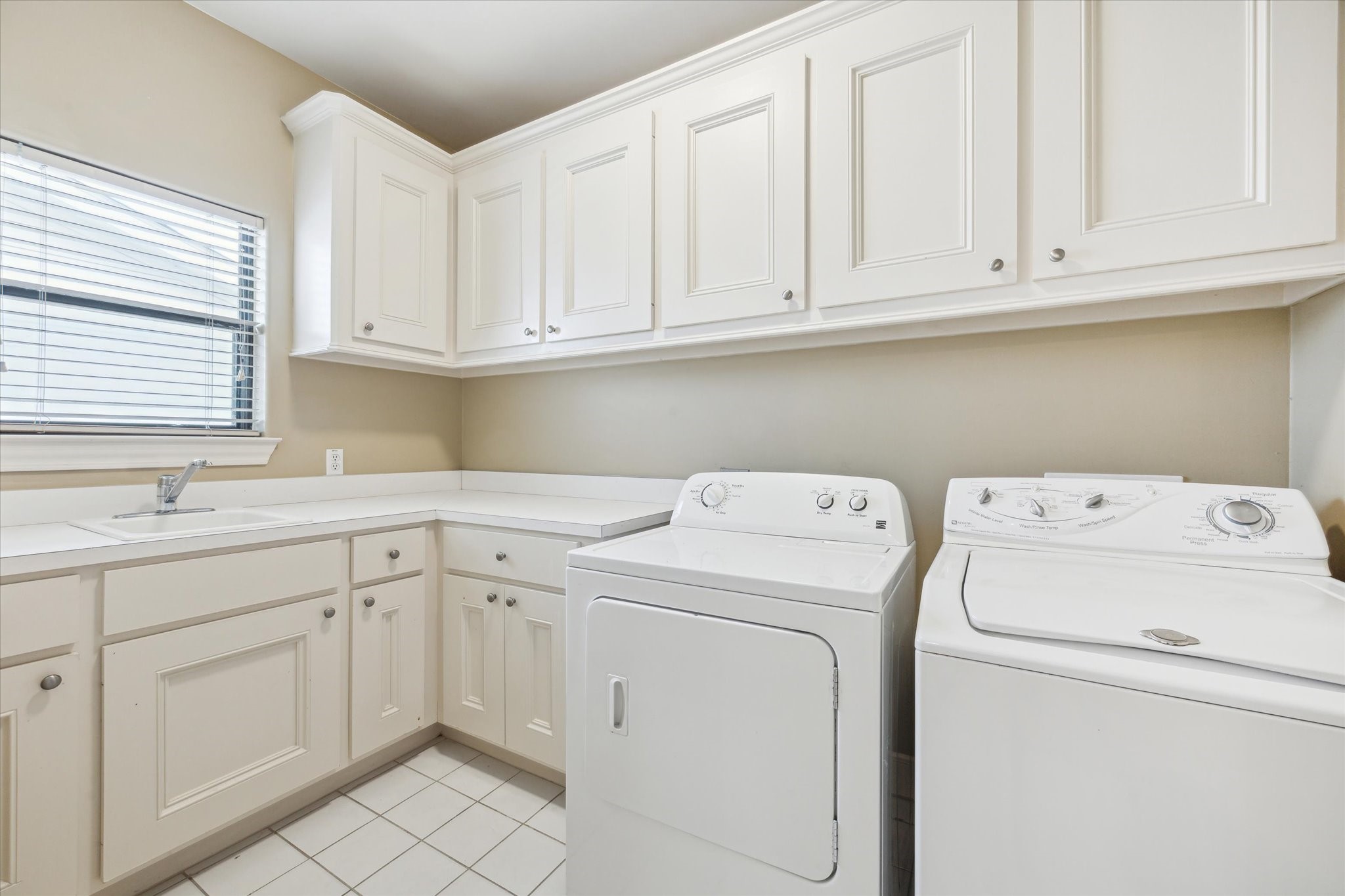 1826 Colquitt Street Houston, TX 77098 - Photo 15 of 23 a utility room with dryer and washer