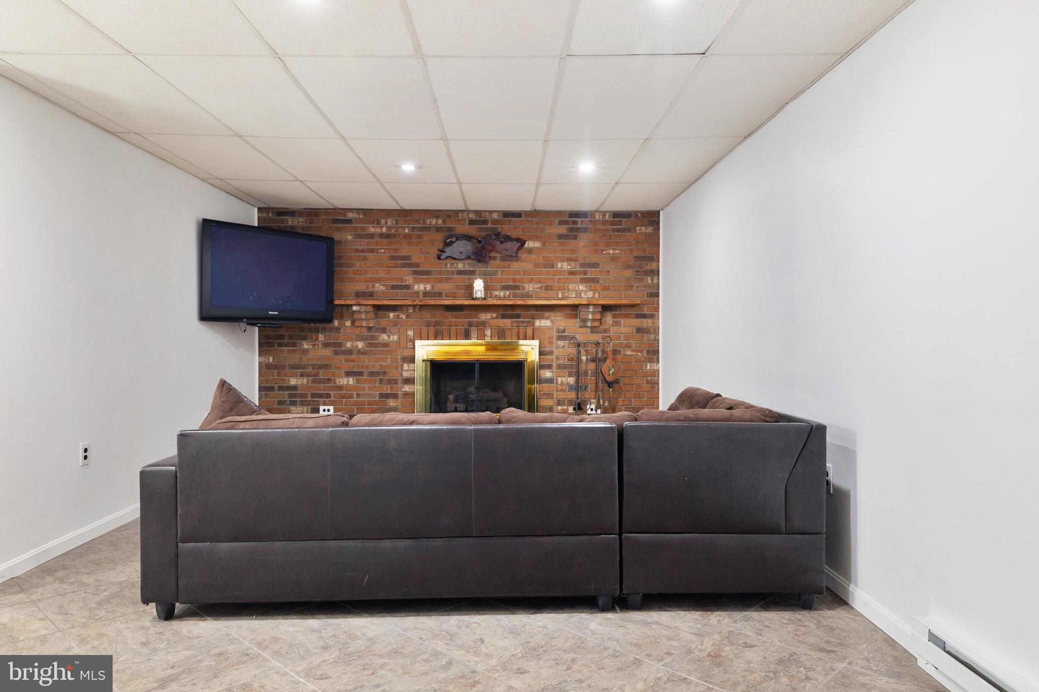 518 Laurel Road Riva, MD 21140 - Photo 19 of 42 a living room with furniture