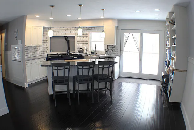 $239,900 | 2212 Aurora Drive, Jackson, MI 49203