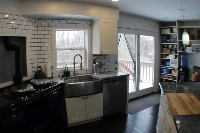 $239,900 | 2212 Aurora Drive, Jackson, MI 49203