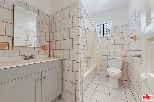 $1,795 | 220 East Vernon Avenue, Unit 1/2, Los Angeles, CA 90011