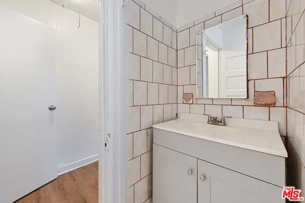 $1,795 | 220 East Vernon Avenue, Unit 1/2, Los Angeles, CA 90011