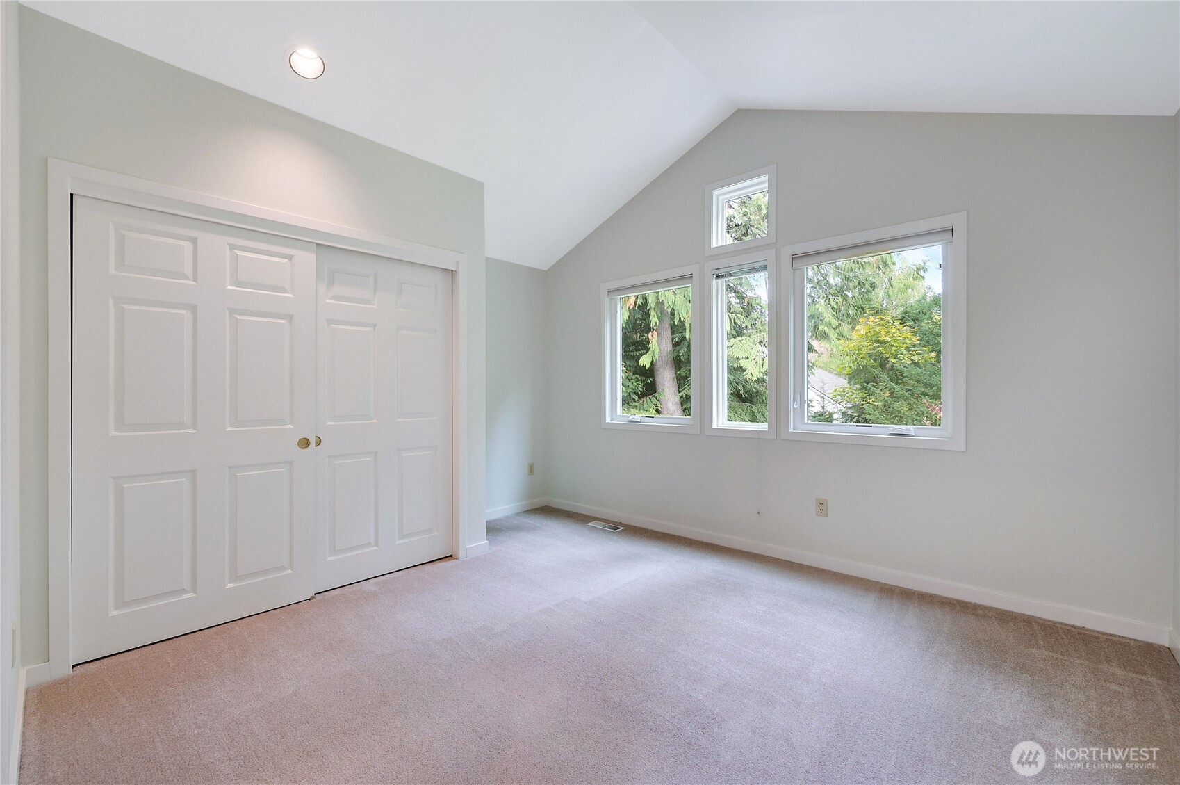 41 South Keel Way, Unit B Port Ludlow, WA 98365 - Photo 32 of 39 an empty room with windows