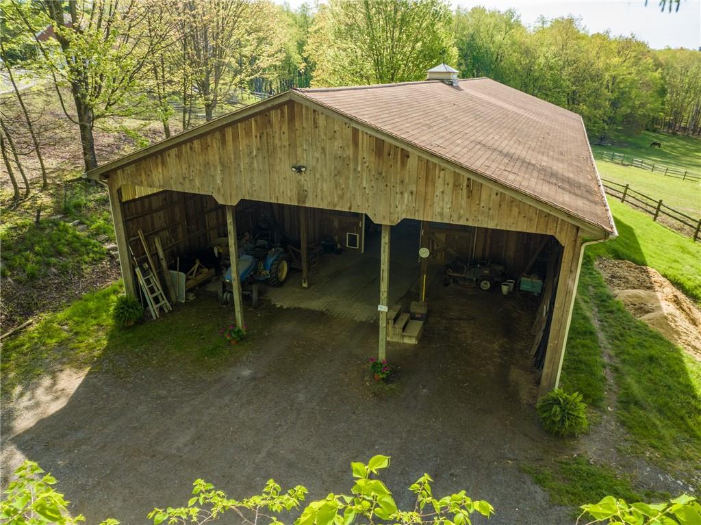 45 Stonedale Road Sewickley, PA 15143 - Photo 4 of 35 a backyard of a house with table and chairs