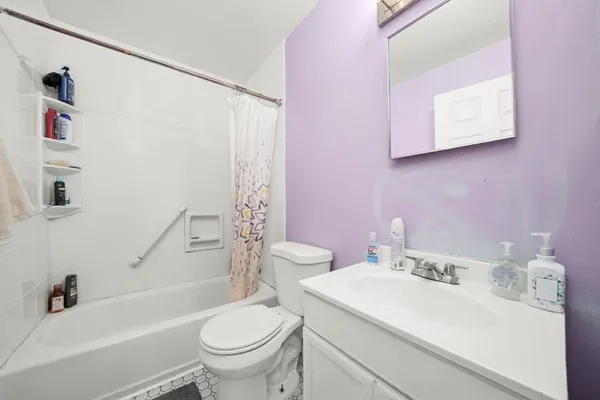 $565,000 | 304 Sutherland Lane, Bloomingdale, IL 60108