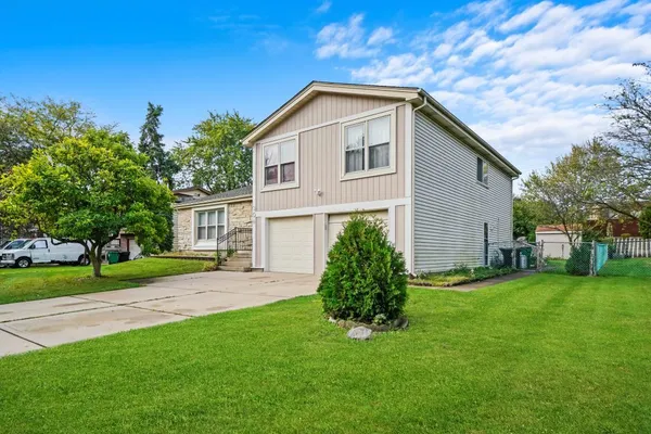 $565,000 | 304 Sutherland Lane, Bloomingdale, IL 60108