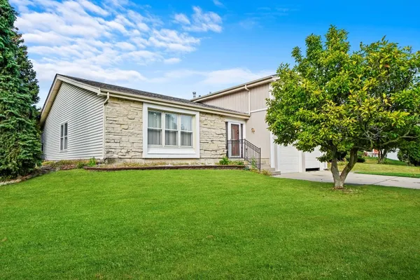 $565,000 | 304 Sutherland Lane, Bloomingdale, IL 60108