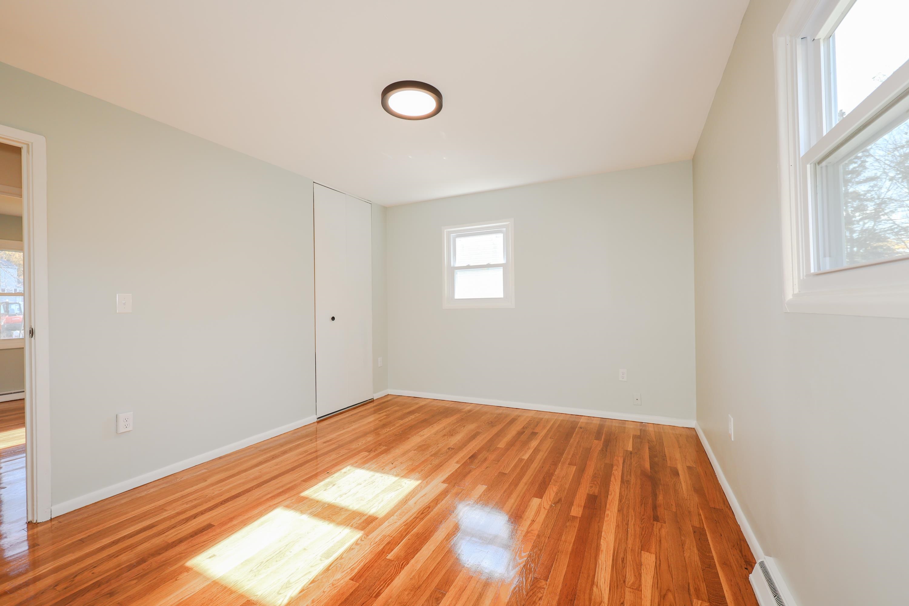 36 Meade Street Nashua, NH 03064 - Photo 4 of 40