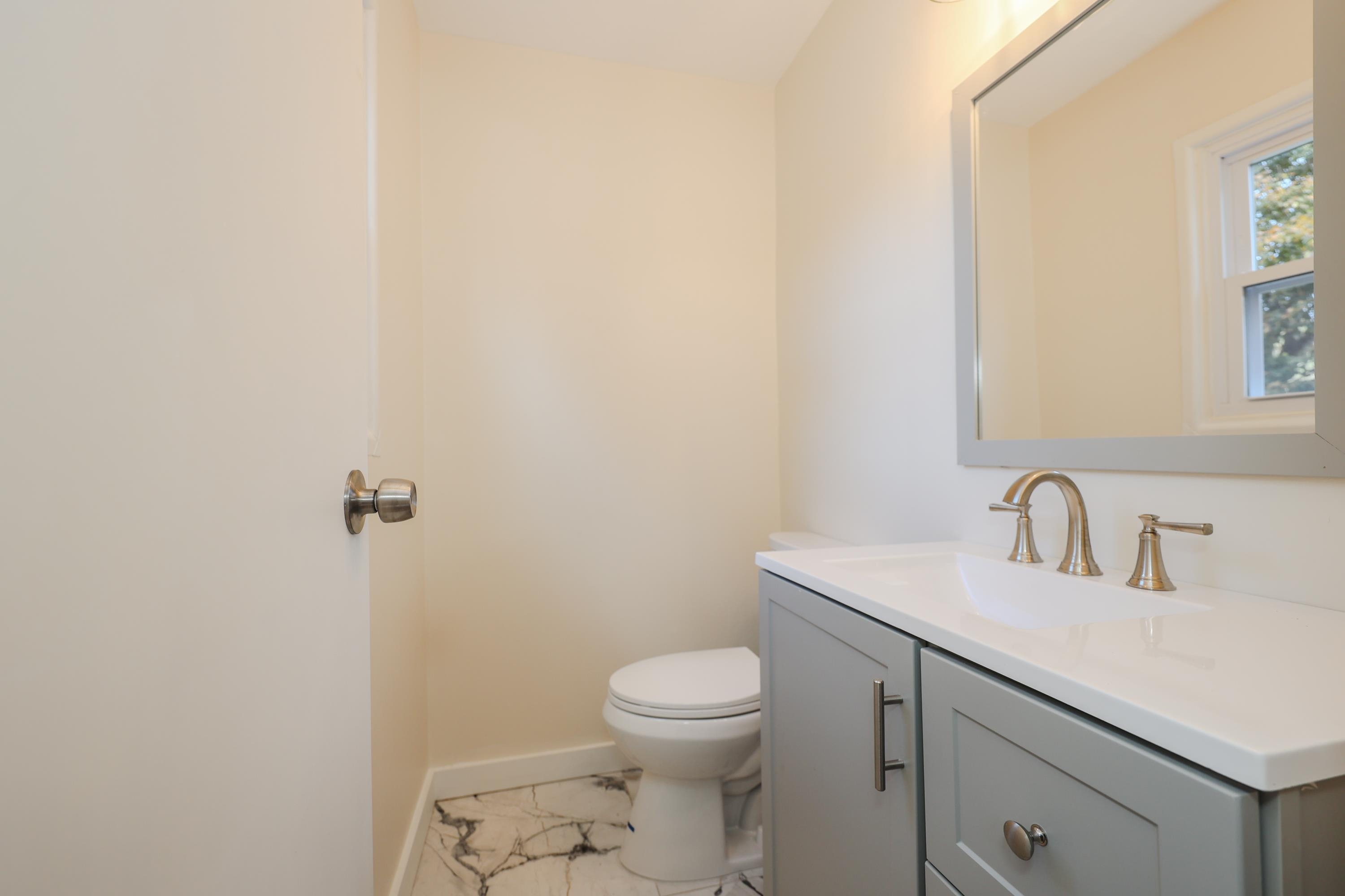 36 Meade Street Nashua, NH 03064 - Photo 8 of 40