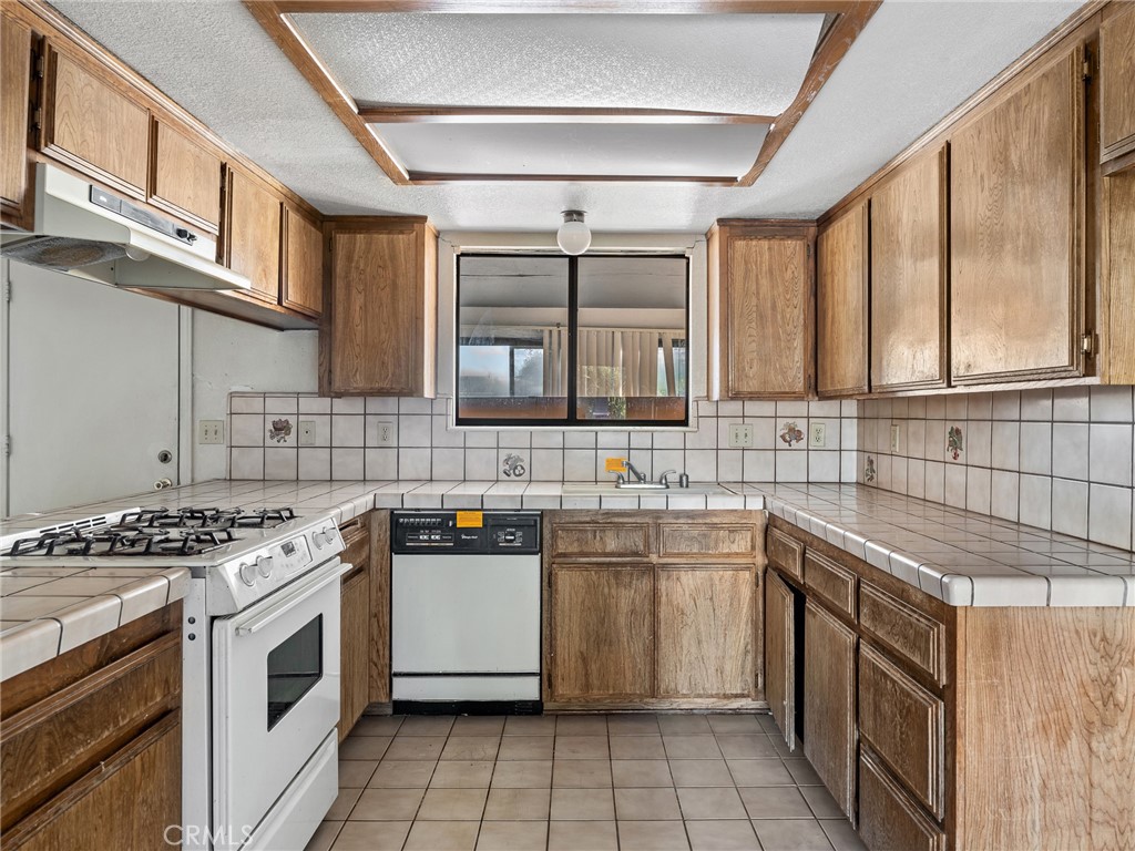 14669 La Brisa Road Victorville, CA 92392 - Photo 19 of 41