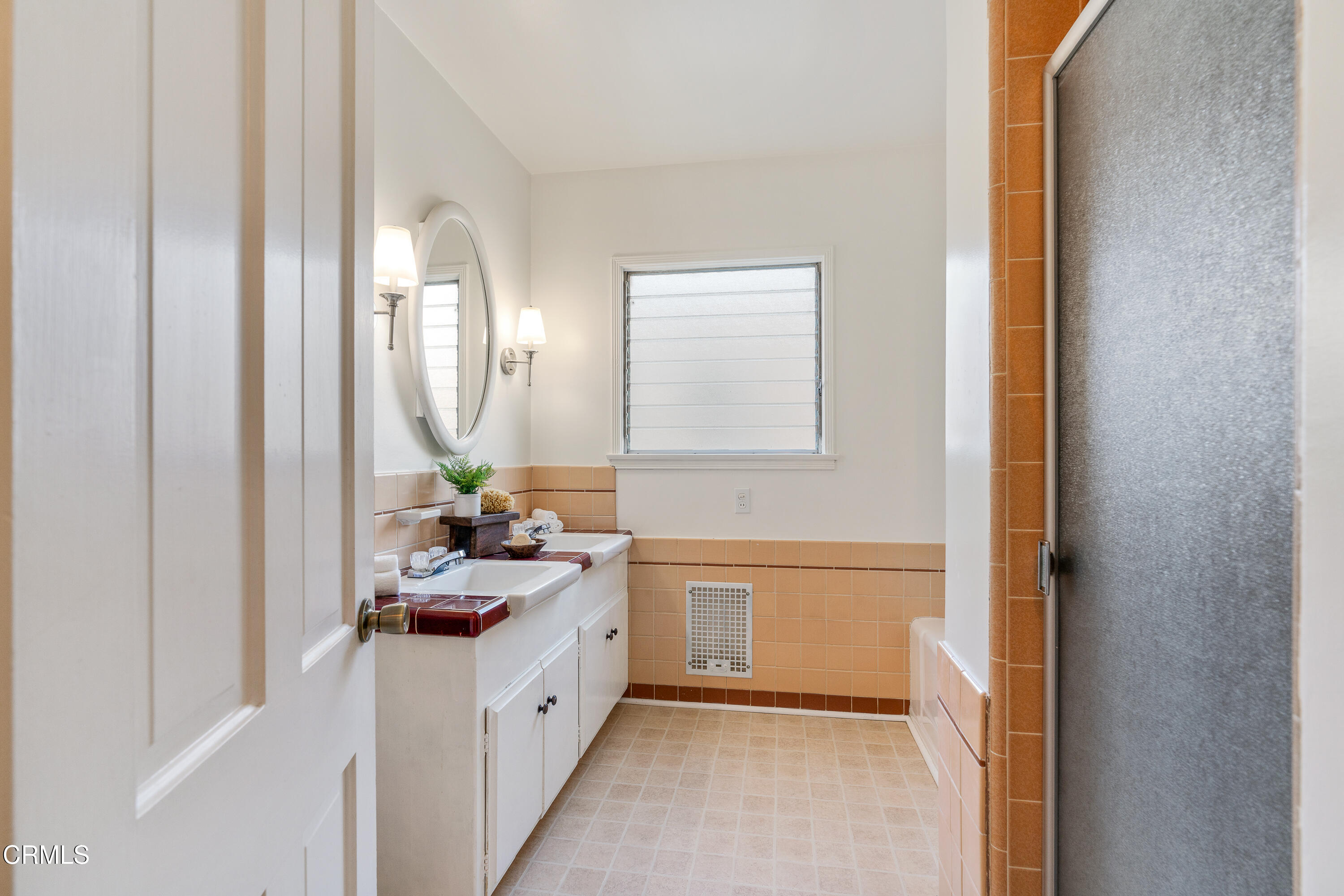 990 Bella Vista Avenue Pasadena, CA 91107 - Photo 9 of 16 a bathroom with a bathtub sink and mirror
