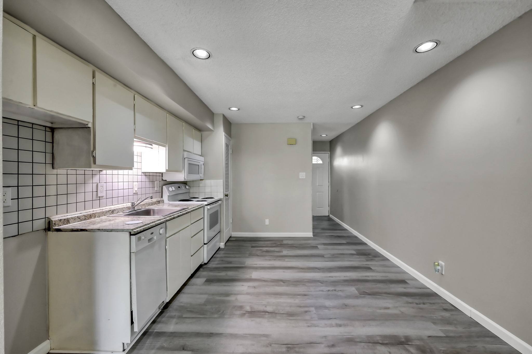 12900 Walden Road, Unit 604F Montgomery, TX 77356 - Photo 6 of 19 a large kitchen with stainless steel appliances granite countertop a sink and cabinets
