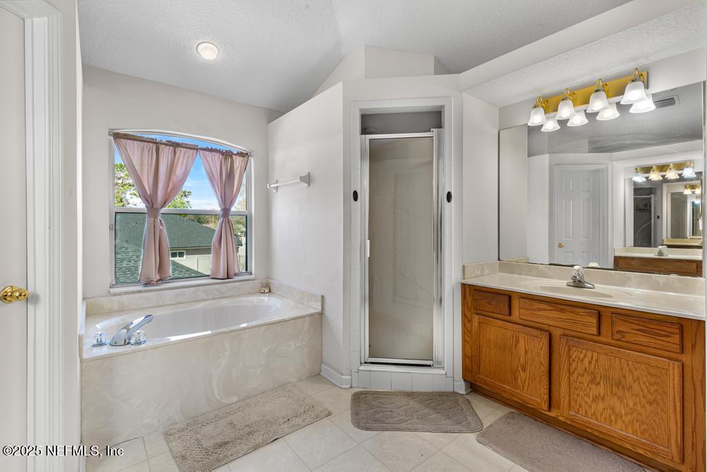 13694 Fish Eagle Drive West Jacksonville, FL 32226 - Photo 39 of 62 a bathroom with a tub a sink and mirror