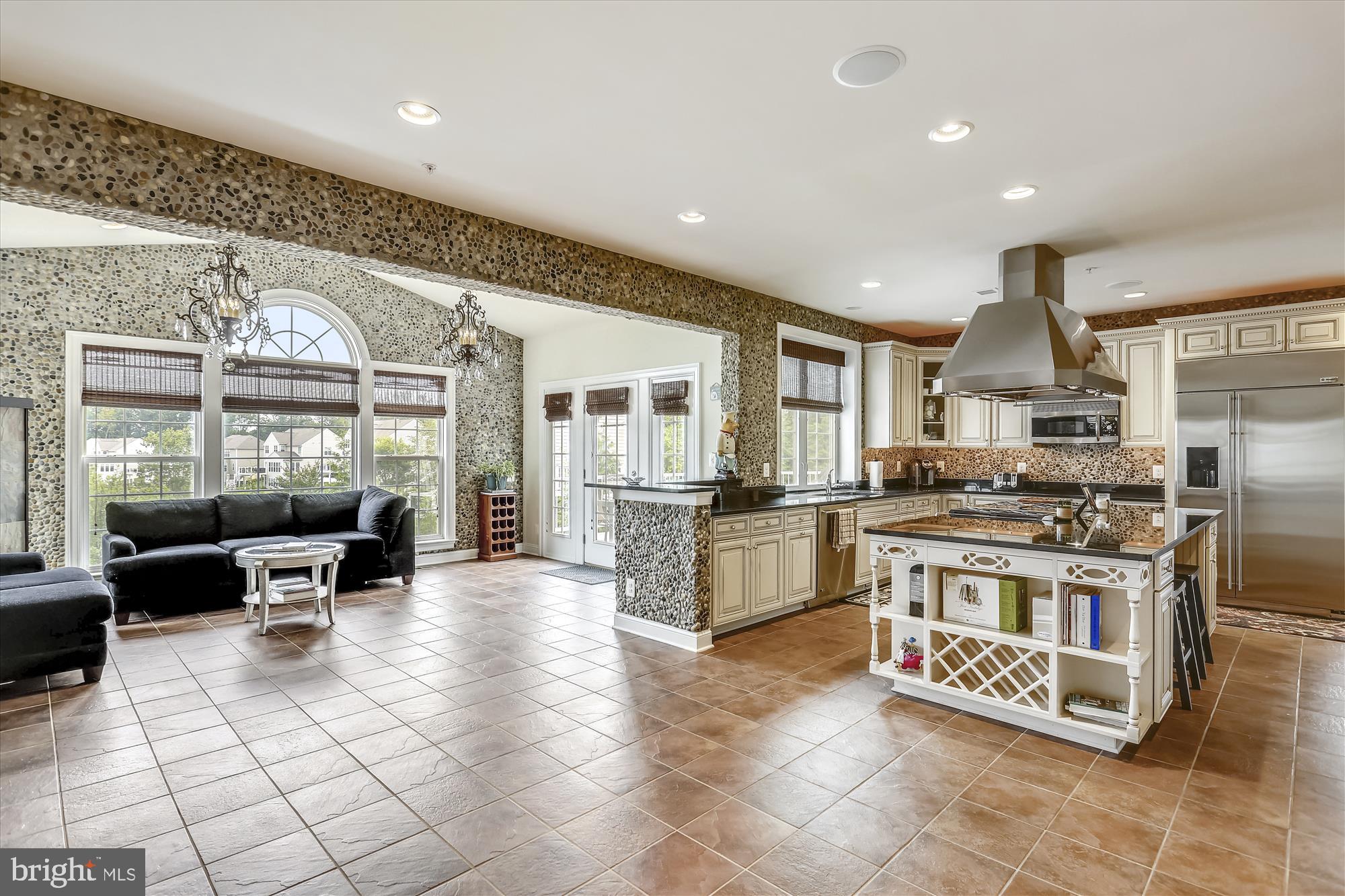 4826 Chichester House Road Olney, MD 20832 - Photo 18 of 97 Breakfast area open to the Morning & Family rooms