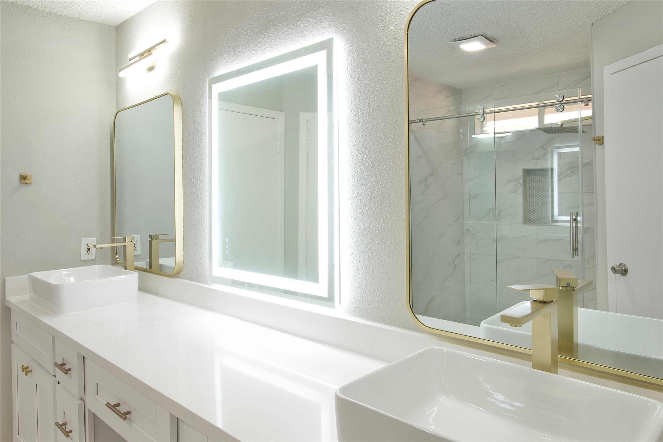 5111 Pinewilde Drive Houston, TX 77066 - Photo 23 of 37 a bathroom with a sink and a large mirror
