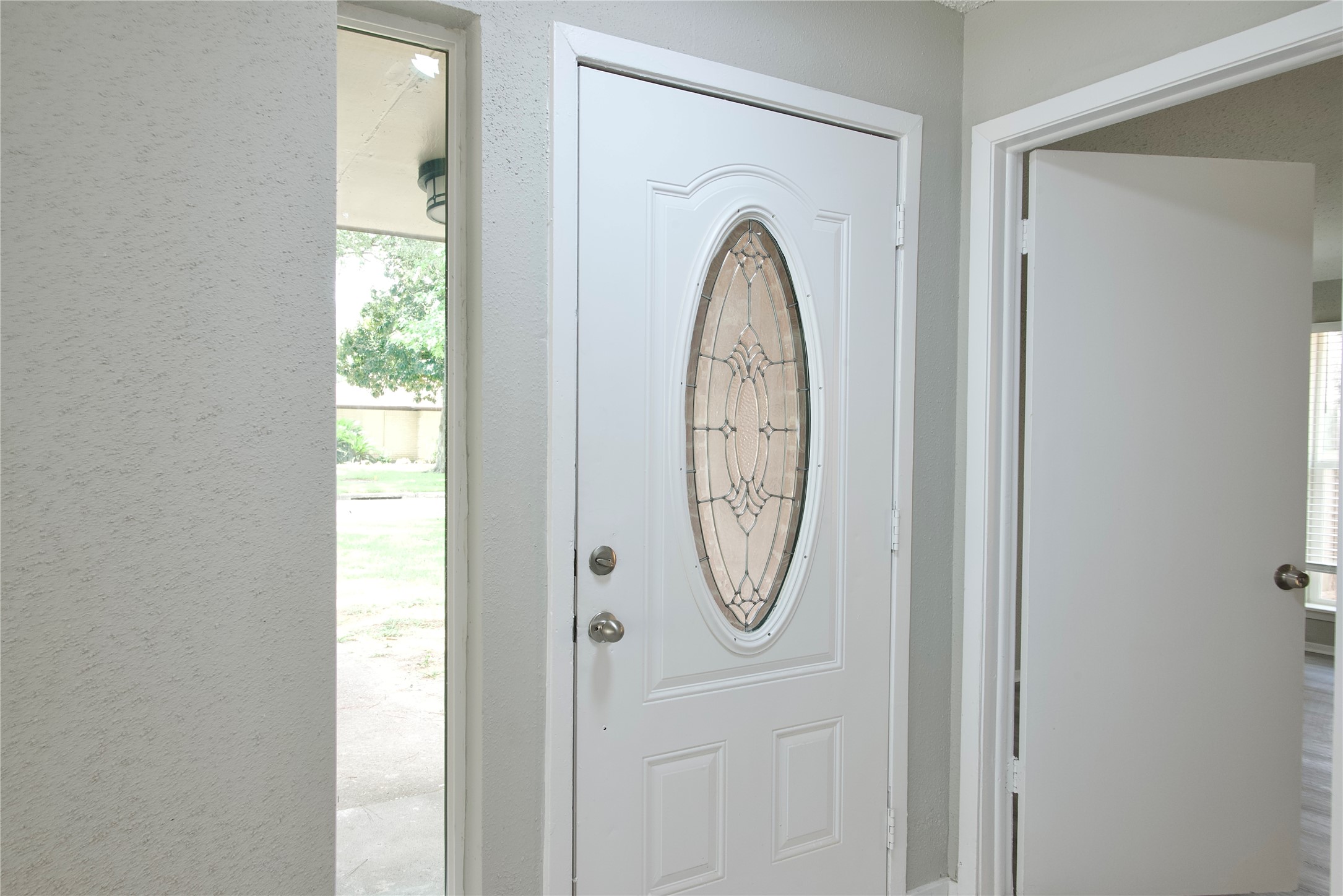 5111 Pinewilde Drive Houston, TX 77066 - Photo 5 of 37 a view of a livingroom with windows