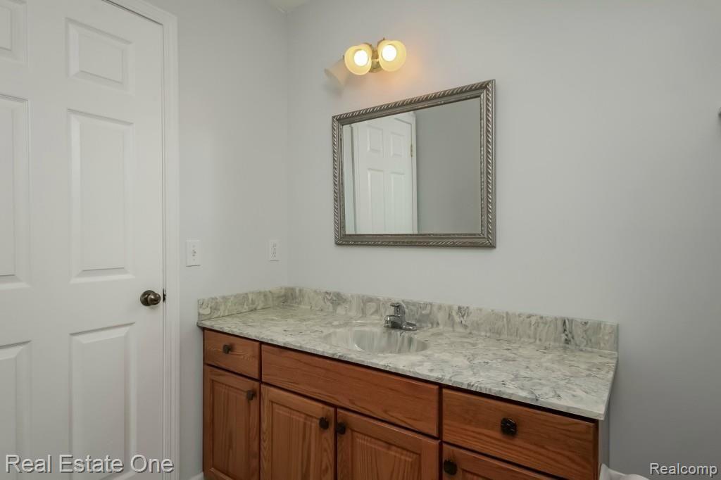 12956 Hummingbird Ridge Davisburg, MI 48350 - Photo 35 of 57 UPPER BATH 1