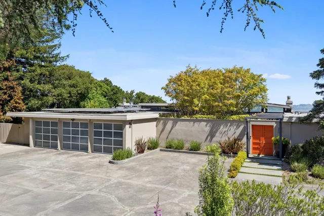 a view of a backyard