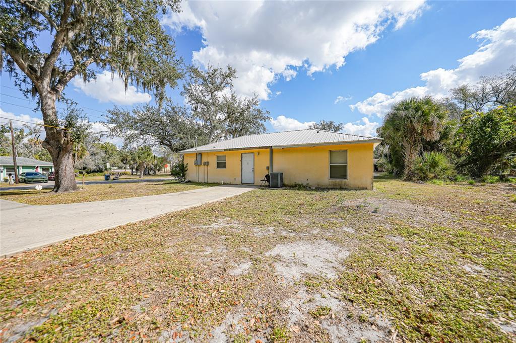 3 West Myrtle Street Arcadia, FL 34266 - Photo 27 of 41 a front view of house with yard and trees around