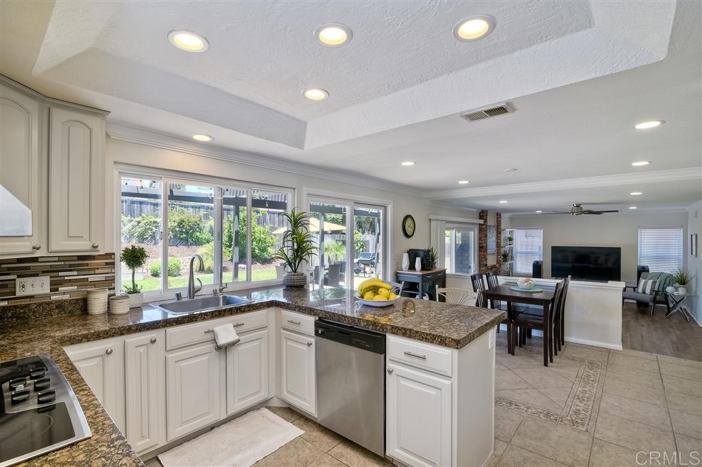 1526 Valleda Lane Encinitas, CA 92024 - Photo 3 of 25