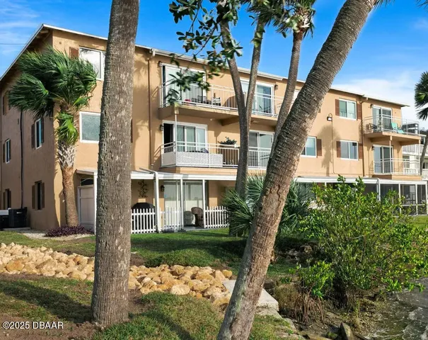 $1,700 | 411 North Halifax Avenue, Unit 212, Daytona Beach, FL 32118