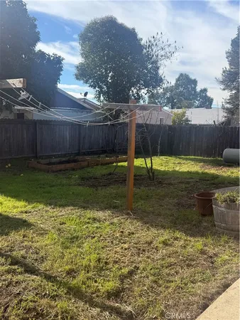 a view of a backyard