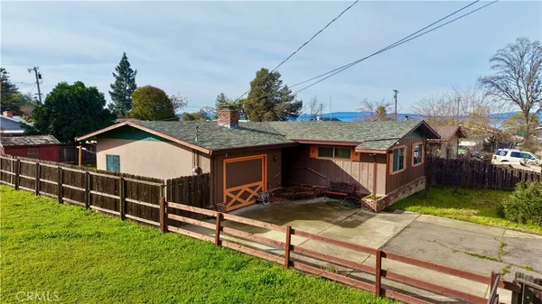 a view of a house with a yard