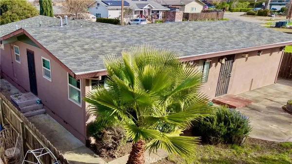 a view of a house with a yard