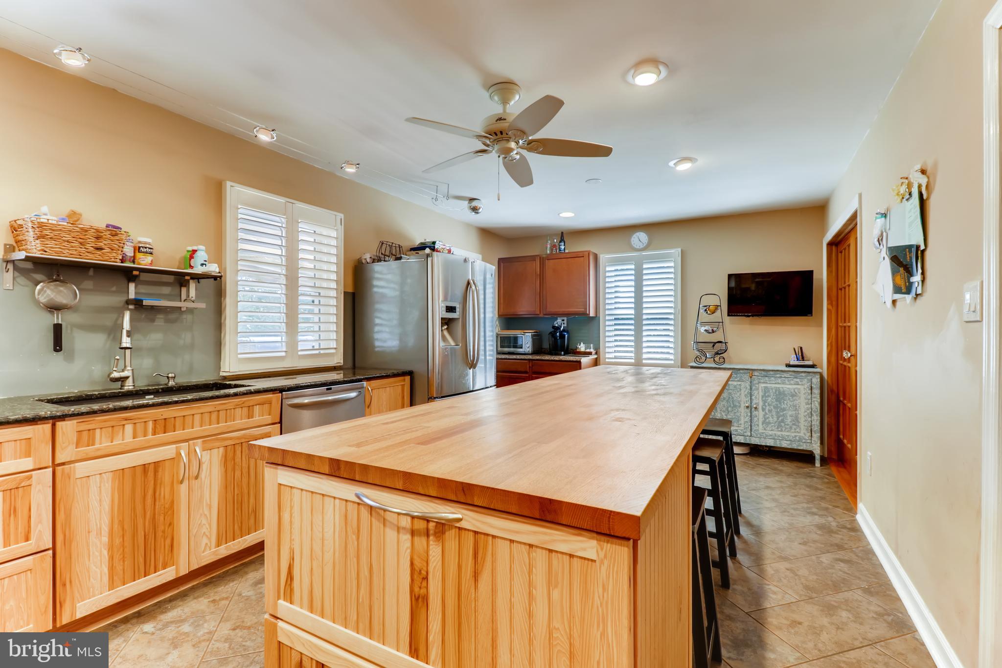 7901 East Riverside Drive Pasadena, MD 21122 - Photo 7 of 28 Custom eat in Kitchen