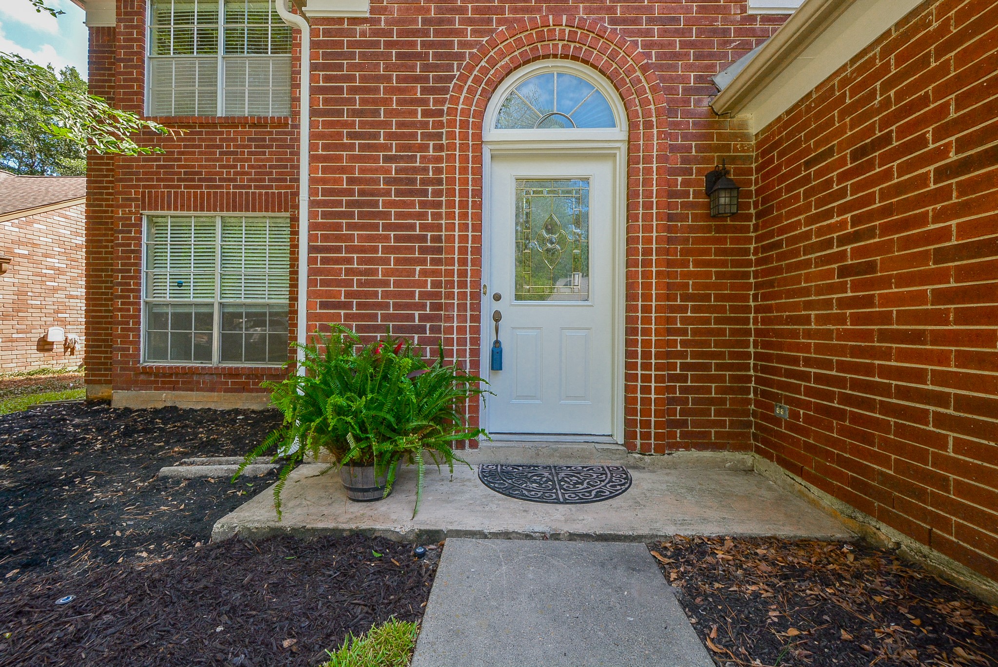 10 Ridgecross Place Spring, TX 77381 - Photo 2 of 32 a front view of a house