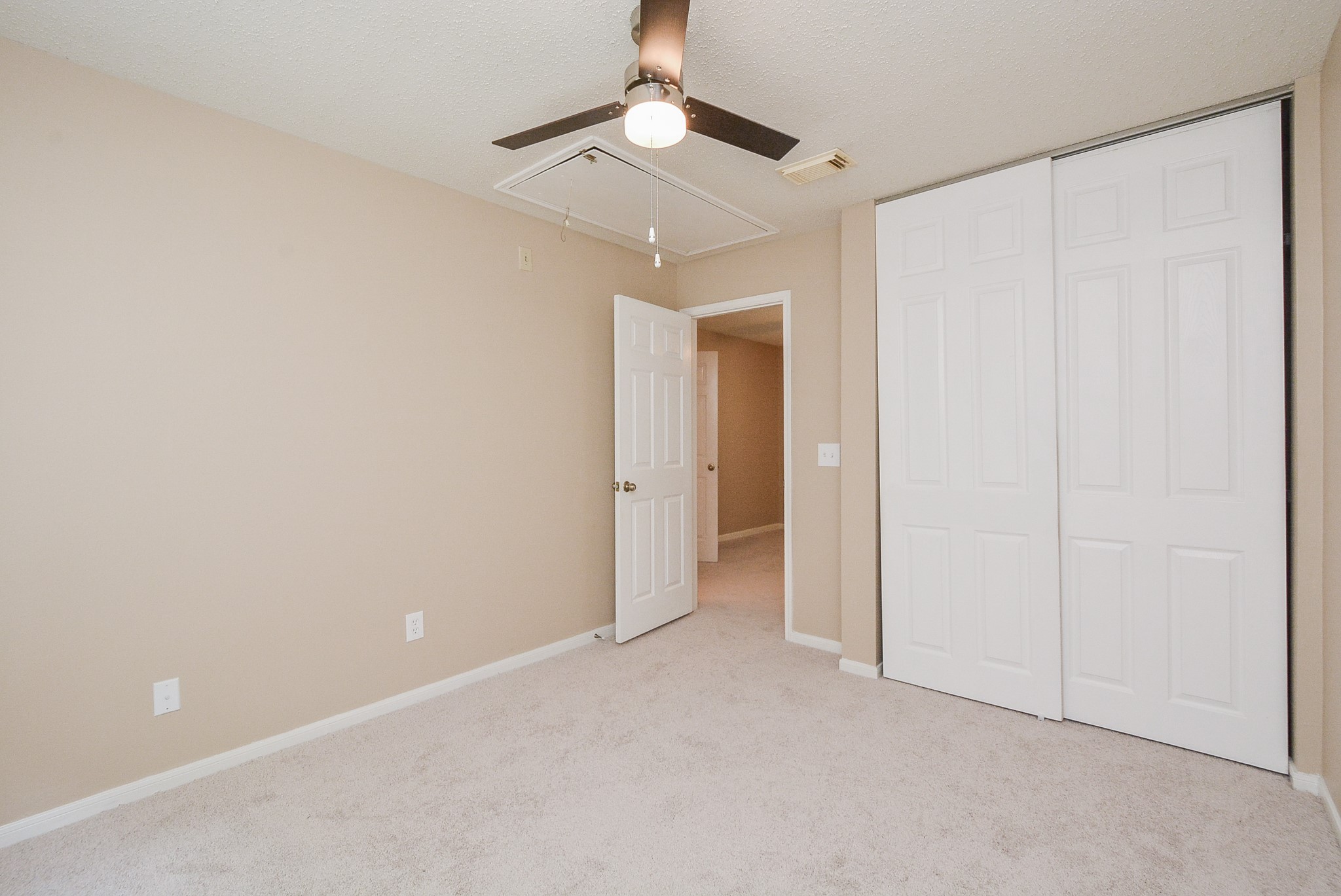 10 Ridgecross Place Spring, TX 77381 - Photo 25 of 32 an empty room with chandelier fan