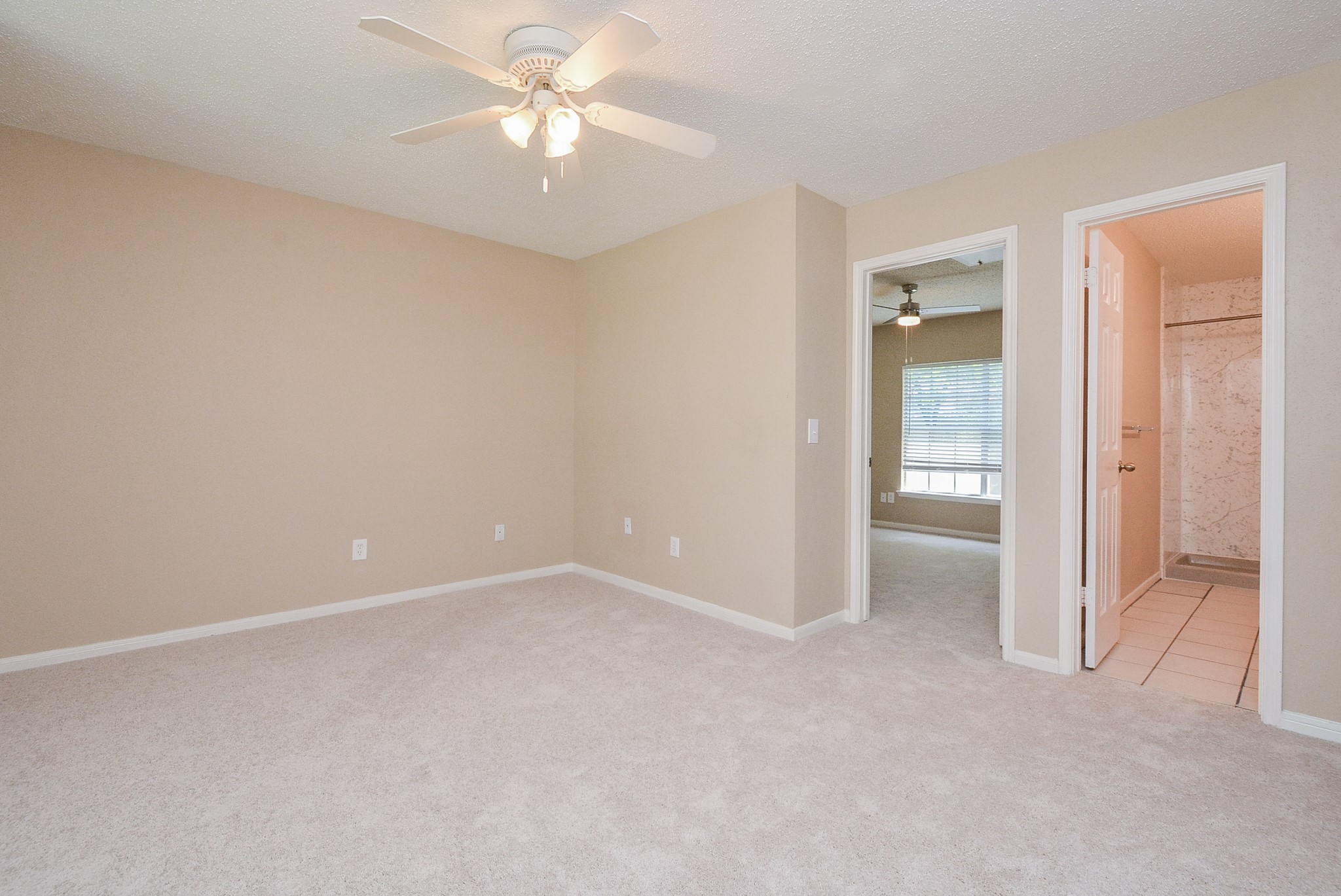 10 Ridgecross Place Spring, TX 77381 - Photo 27 of 32 an empty room with closet and a ceiling fan