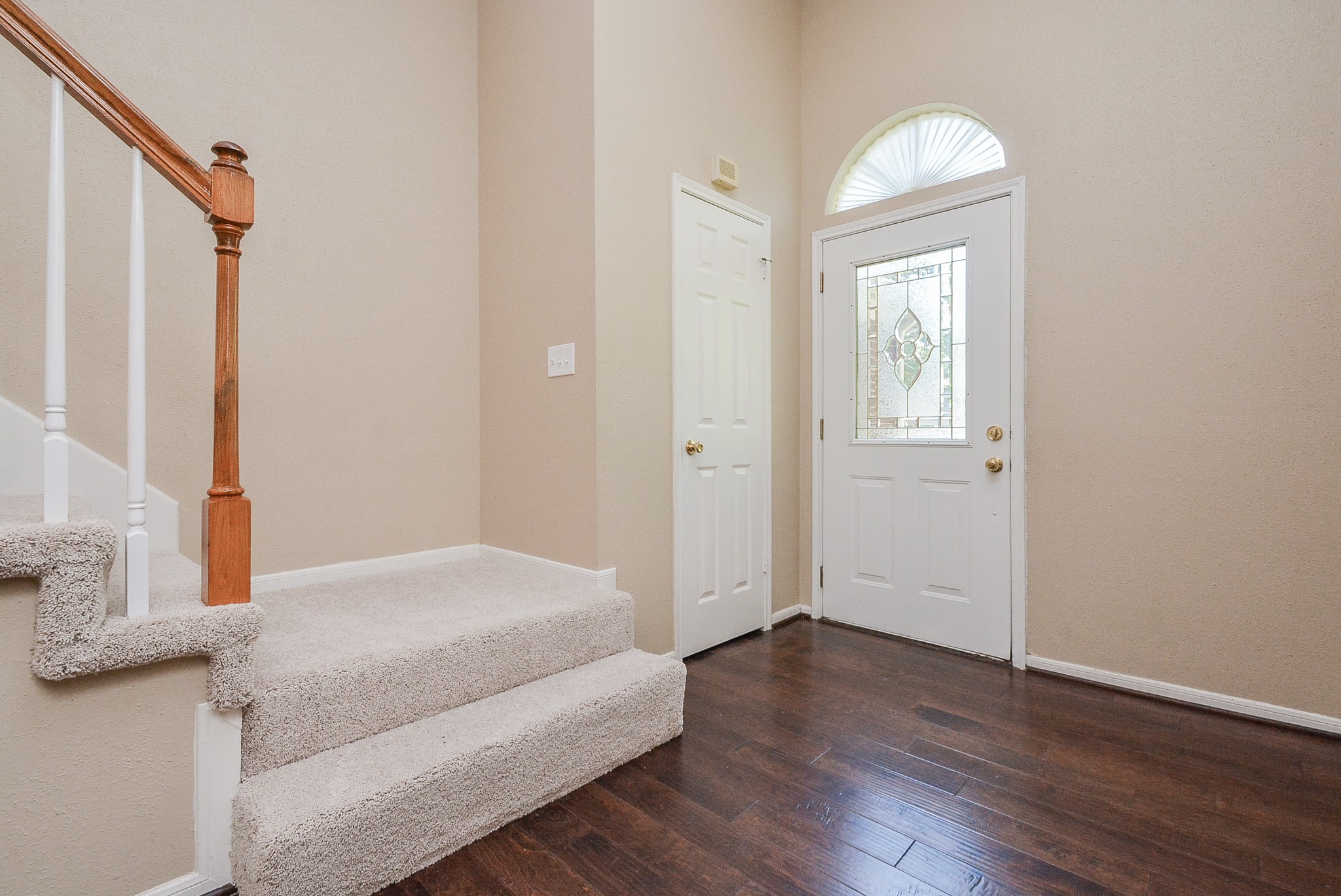 10 Ridgecross Place Spring, TX 77381 - Photo 3 of 32 a bedroom with a bed and a window