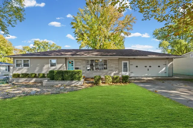 $204,900 | 903 South Longview Road, Monticello, IL 61856