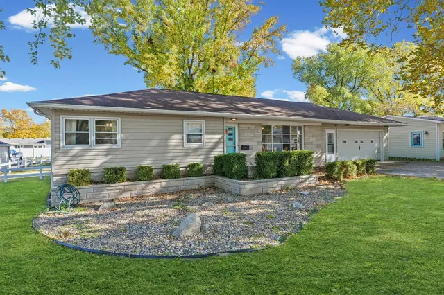 $204,900 | 903 South Longview Road, Monticello, IL 61856