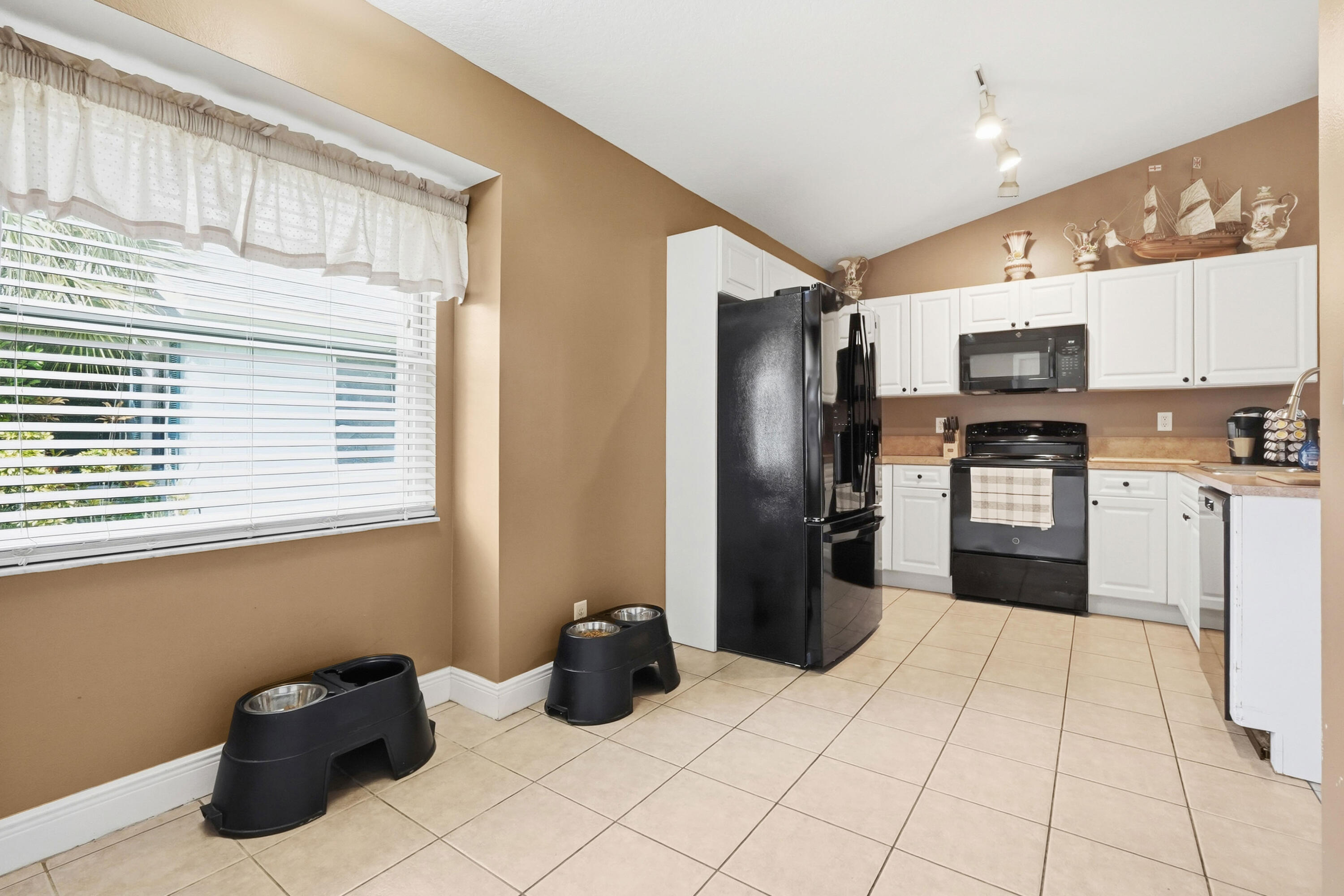 2705 Southwest Riviera Road Stuart, FL 34997 - Photo 15 of 43 17 Kitchen 07