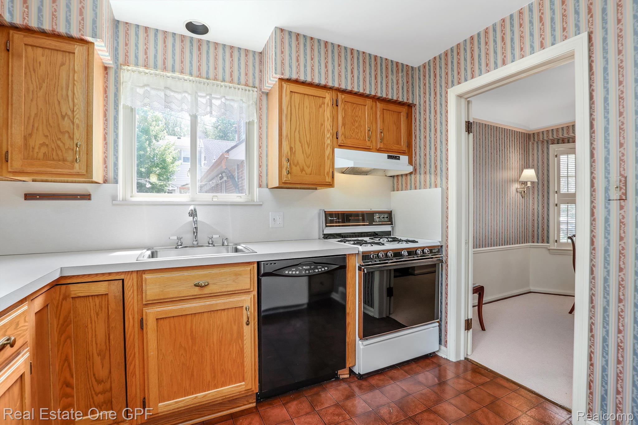 308 Ridge Road Grosse Pointe, MI 48236 - Photo 9 of 23 Gallery Image 9