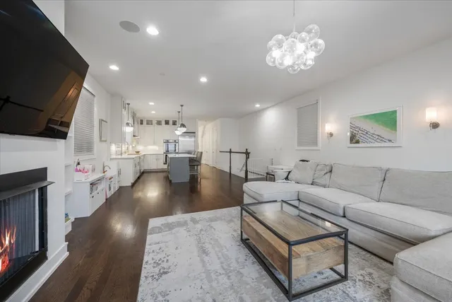 $850,000 | 951 North Winchester Avenue, Unit 1, Chicago, IL 60622