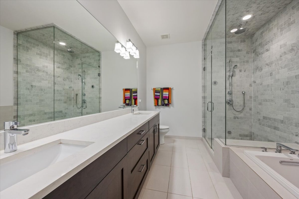 951 North Winchester Avenue, Unit 1 Chicago, IL 60622 - Photo 17 of 28 a spacious bathroom with a tub sink shower and mirror