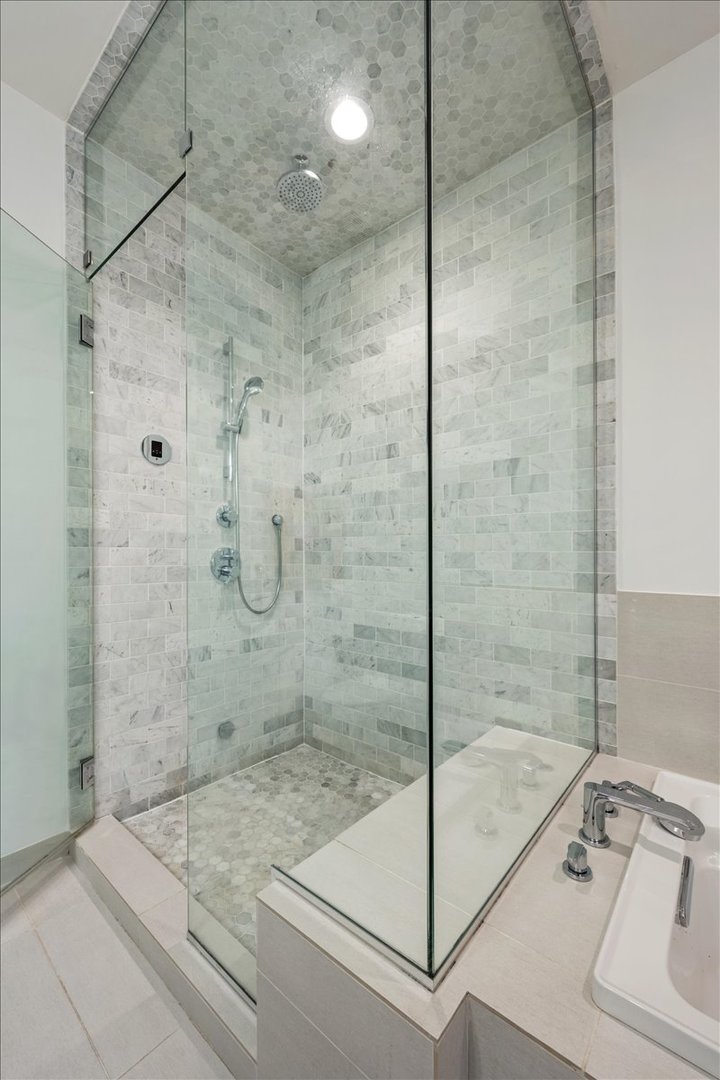 951 North Winchester Avenue, Unit 1 Chicago, IL 60622 - Photo 18 of 28 a bathroom with a shower and a bathtub