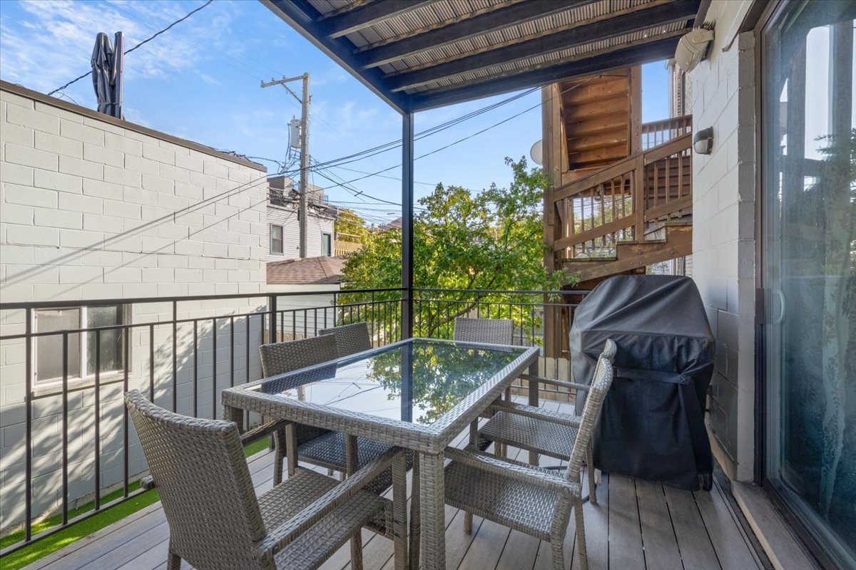 951 North Winchester Avenue, Unit 1 Chicago, IL 60622 - Photo 25 of 28 a balcony view with a seating space