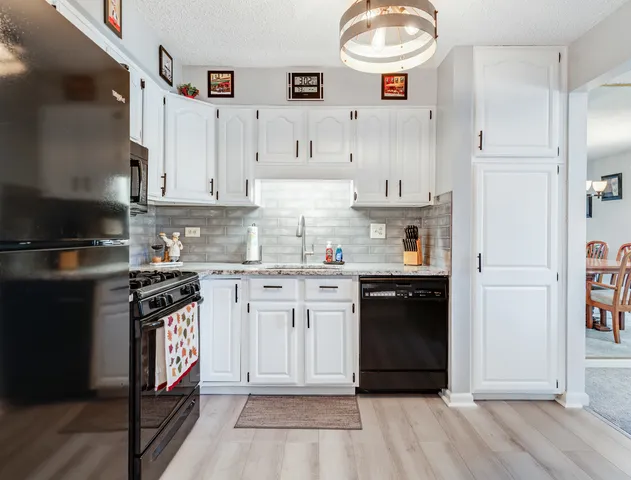 $224,999 | 7211 Wolf Road, Unit 301A, Indian Head Park, IL 60525