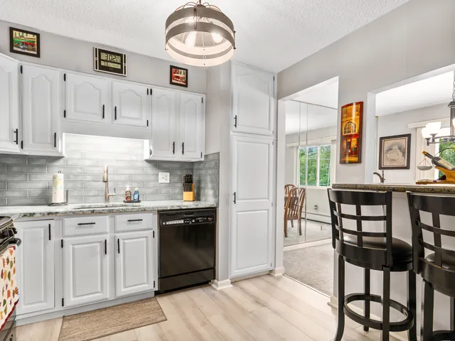 $224,999 | 7211 Wolf Road, Unit 301A, Indian Head Park, IL 60525