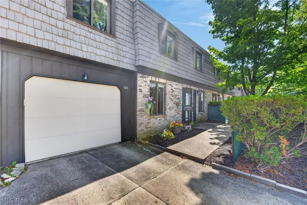 $199,900 | 533 Tollis Parkway, Unit 102, Broadview Heights, OH 44147
