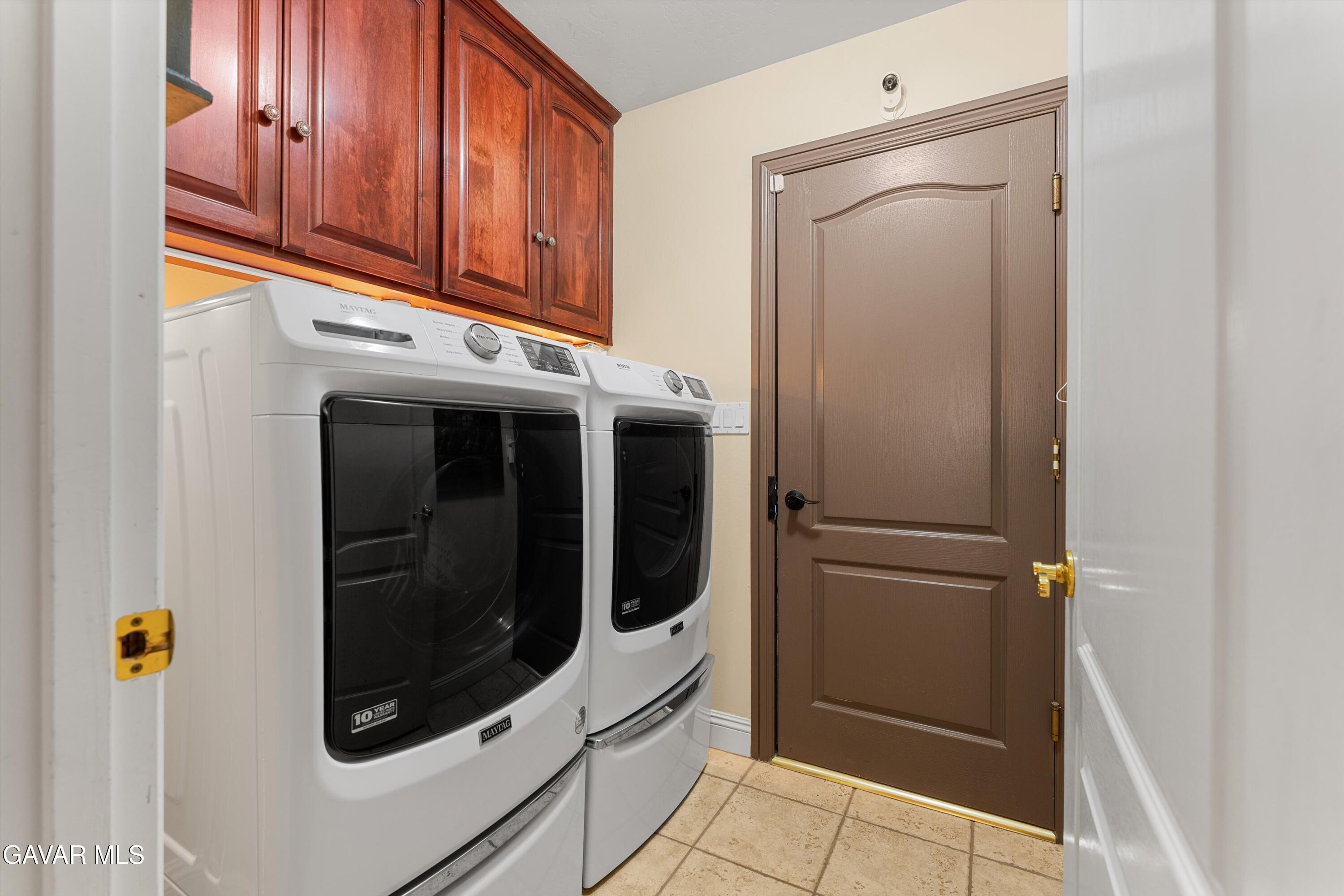 18250 Arosa Road Tehachapi, CA 93561 - Photo 19 of 71 a utility room with dryer and washer