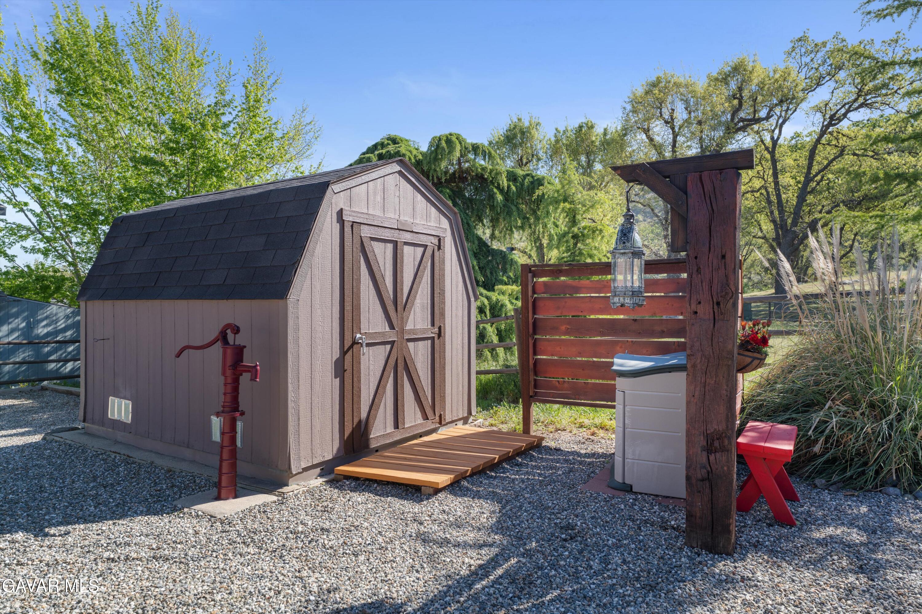 18250 Arosa Road Tehachapi, CA 93561 - Photo 31 of 71 a backyard of a house with table and chairs