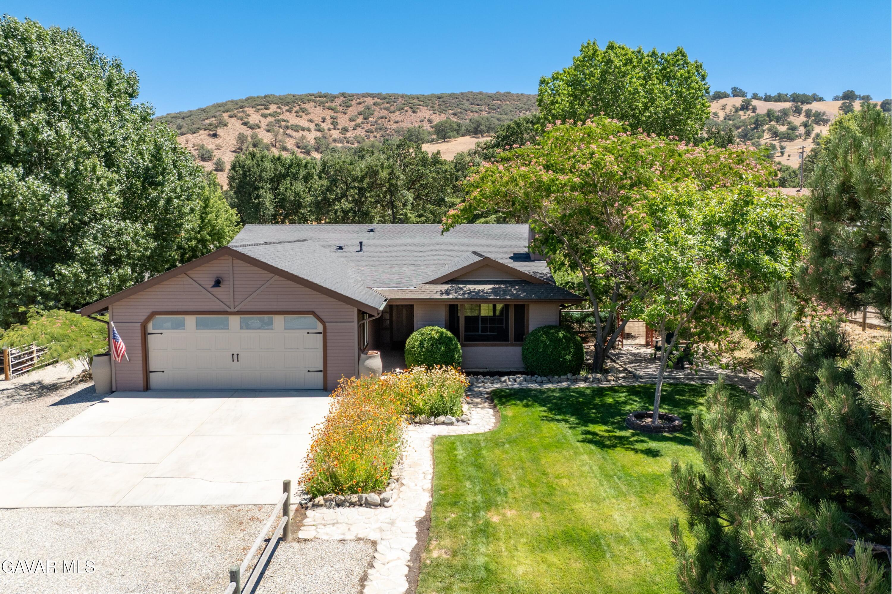 18250 Arosa Road Tehachapi, CA 93561 - Photo 53 of 71 a front view of a house with a garden