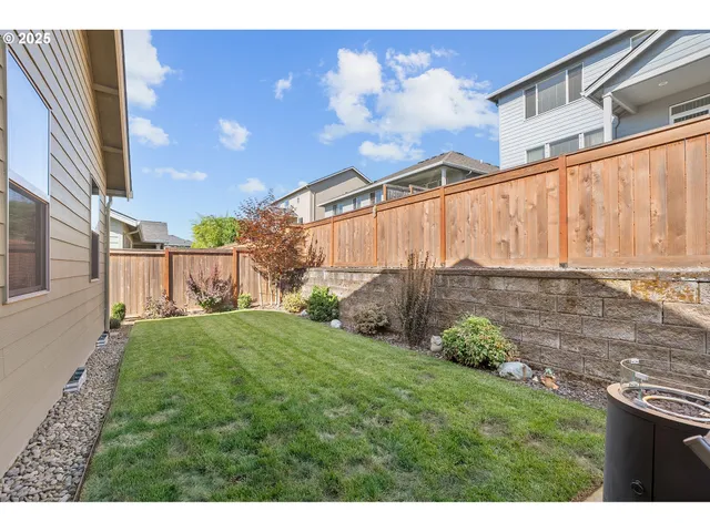 a view of a back yard