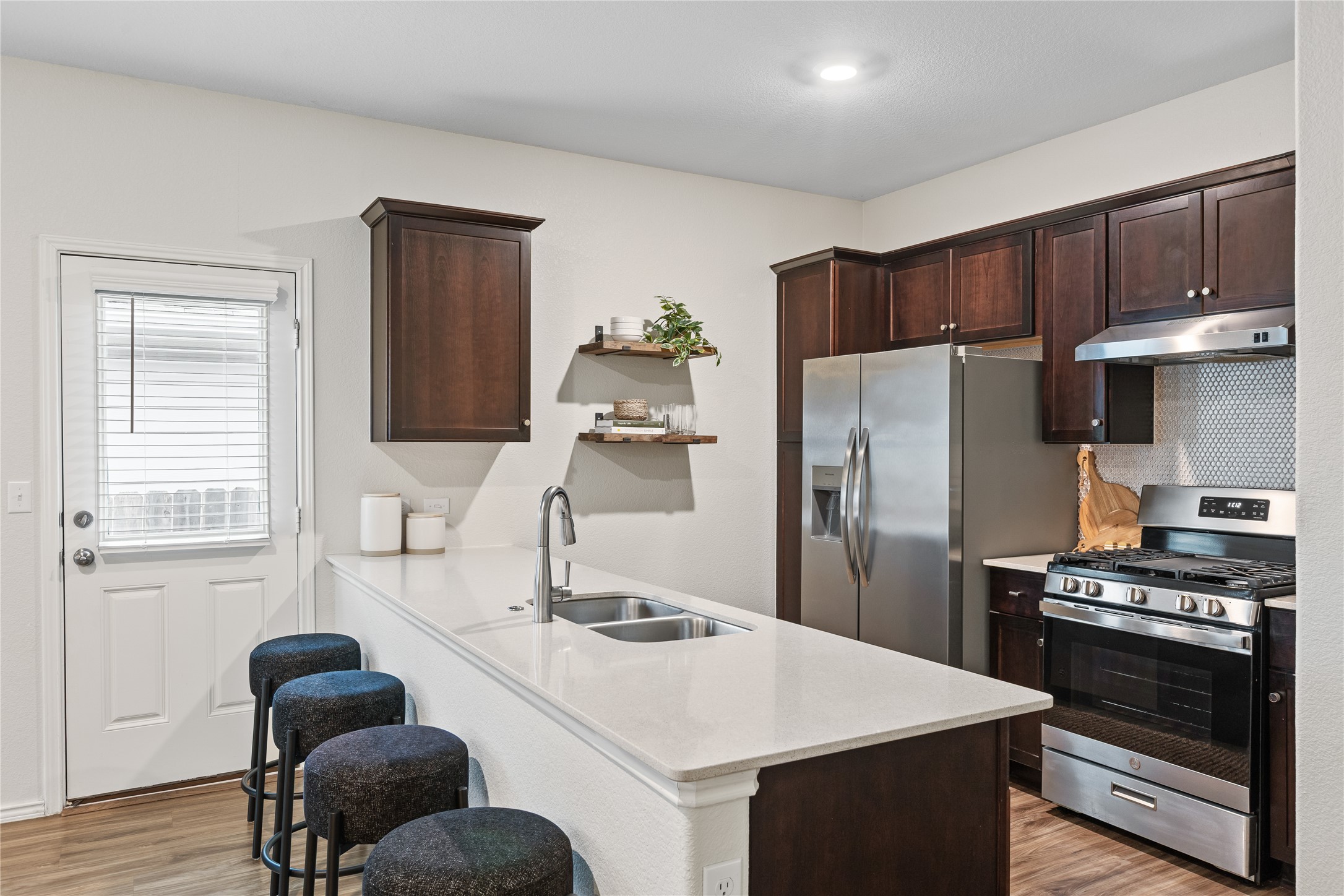 7101 Spirit Hill Road Austin, TX 78744 - Photo 13 of 40 Ample seating areas and counterspace!